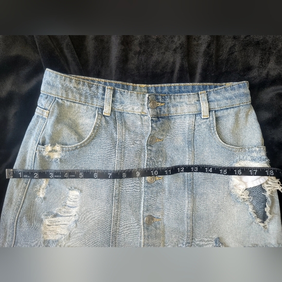 FREE PEOPLE 🤩 Distressed Button Down Jean Skirt Size 6 100% Cotton!!!! 🥰 - Picture 10 of 14